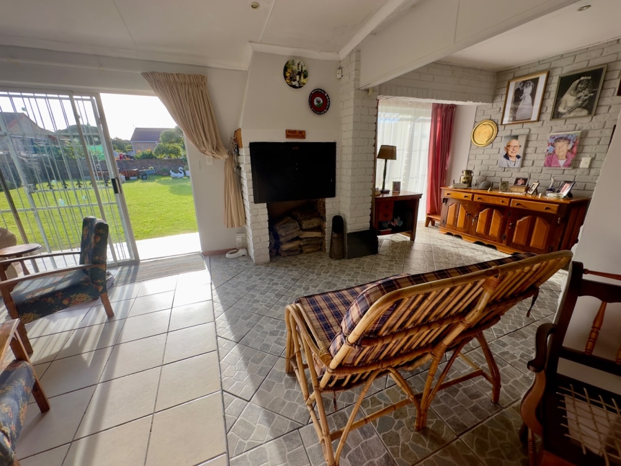 3 Bedroom Property for Sale in Wavecrest Eastern Cape